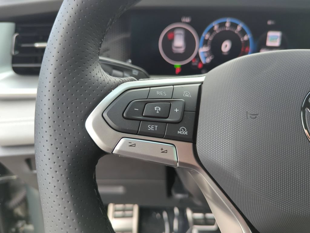 New 2026 Volkswagen Tiguan SE R-Line FWD image 38