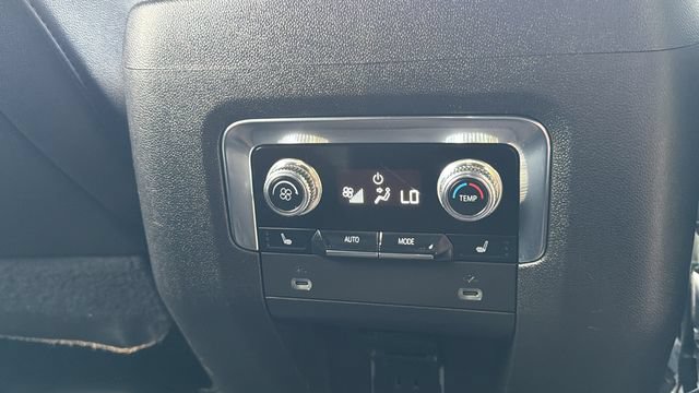 Used 2022 GMC Yukon SLT w/ SLT Luxury Package AWD/4WD image 16