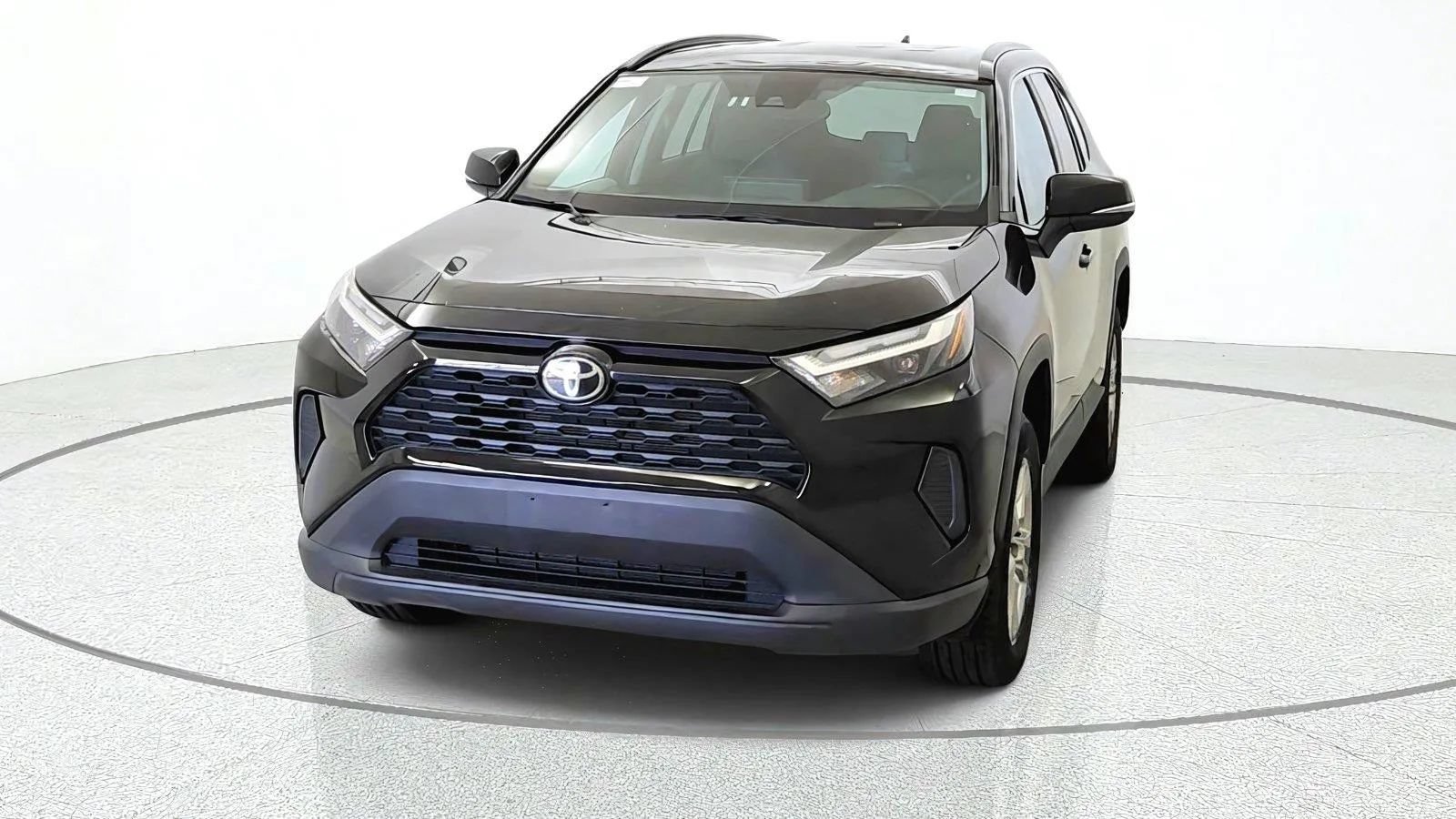 Used 2024 Toyota RAV4 XLE FWD image 3