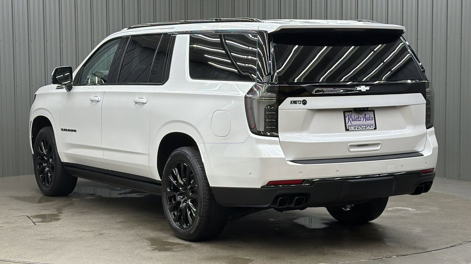 Used 2025 Chevrolet Suburban High Country image 3