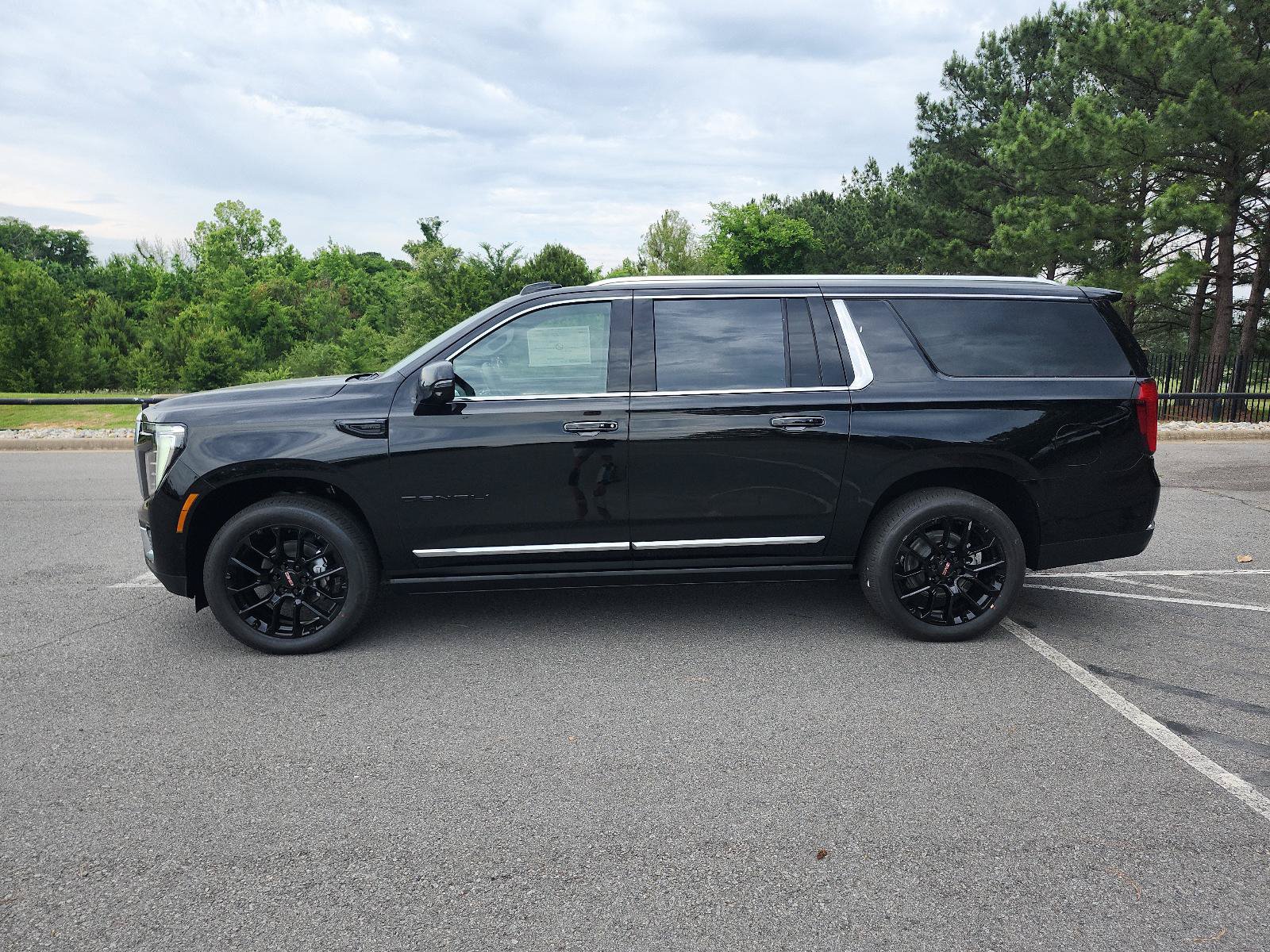 New 2026 GMC Yukon XL Denali w/ Denali Reserve Package AWD/4WD image 2