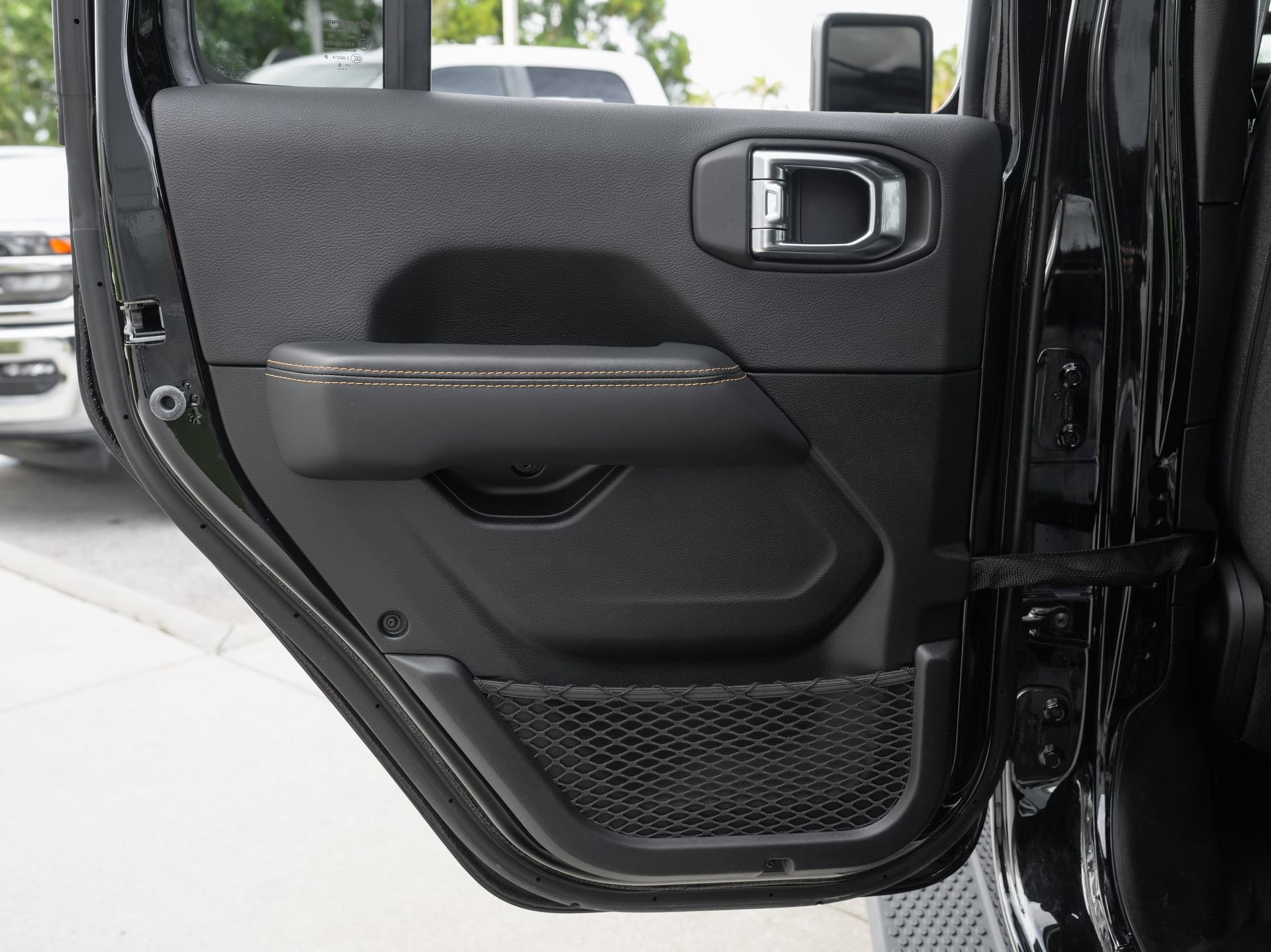 Used 2025 Jeep Wrangler Unlimited Sahara AWD/4WD image 32