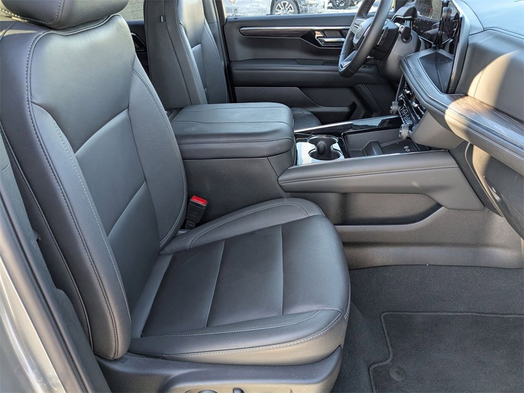 Used 2025 Chevrolet Suburban Z71 image 41