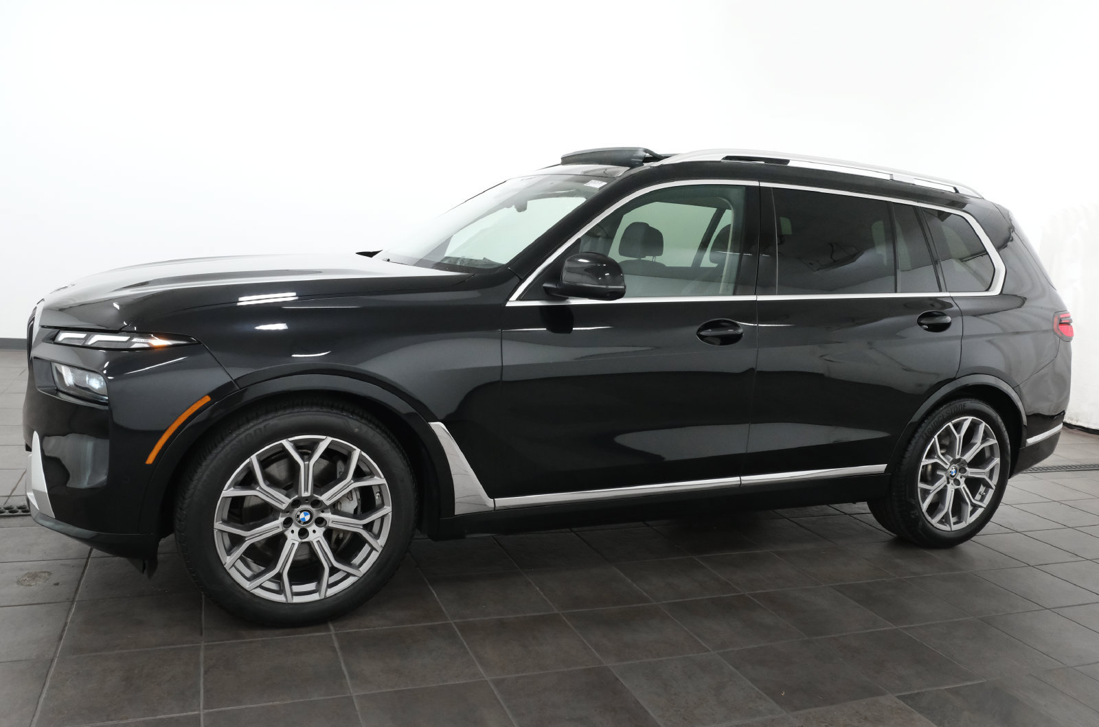 Used 2023 BMW X7 xDrive40i w/ Premium Package AWD/4WD image 2
