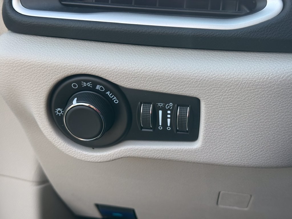 Used 2023 Chrysler Voyager LX FWD image 19
