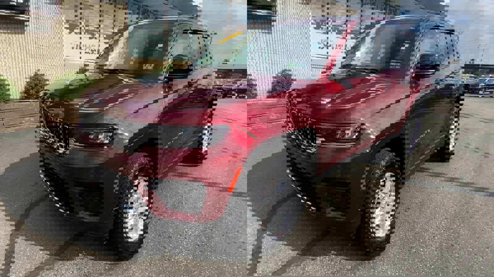 Used 2023 Jeep Grand Cherokee Laredo image 32