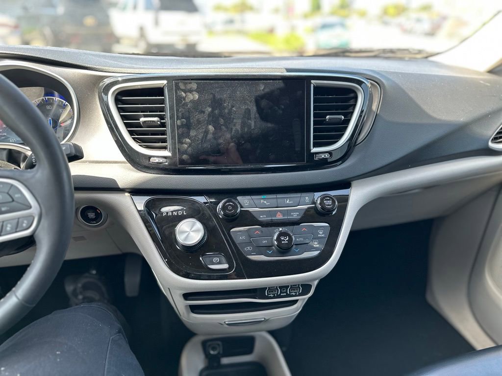 Used 2023 Chrysler Pacifica Touring-L image 9