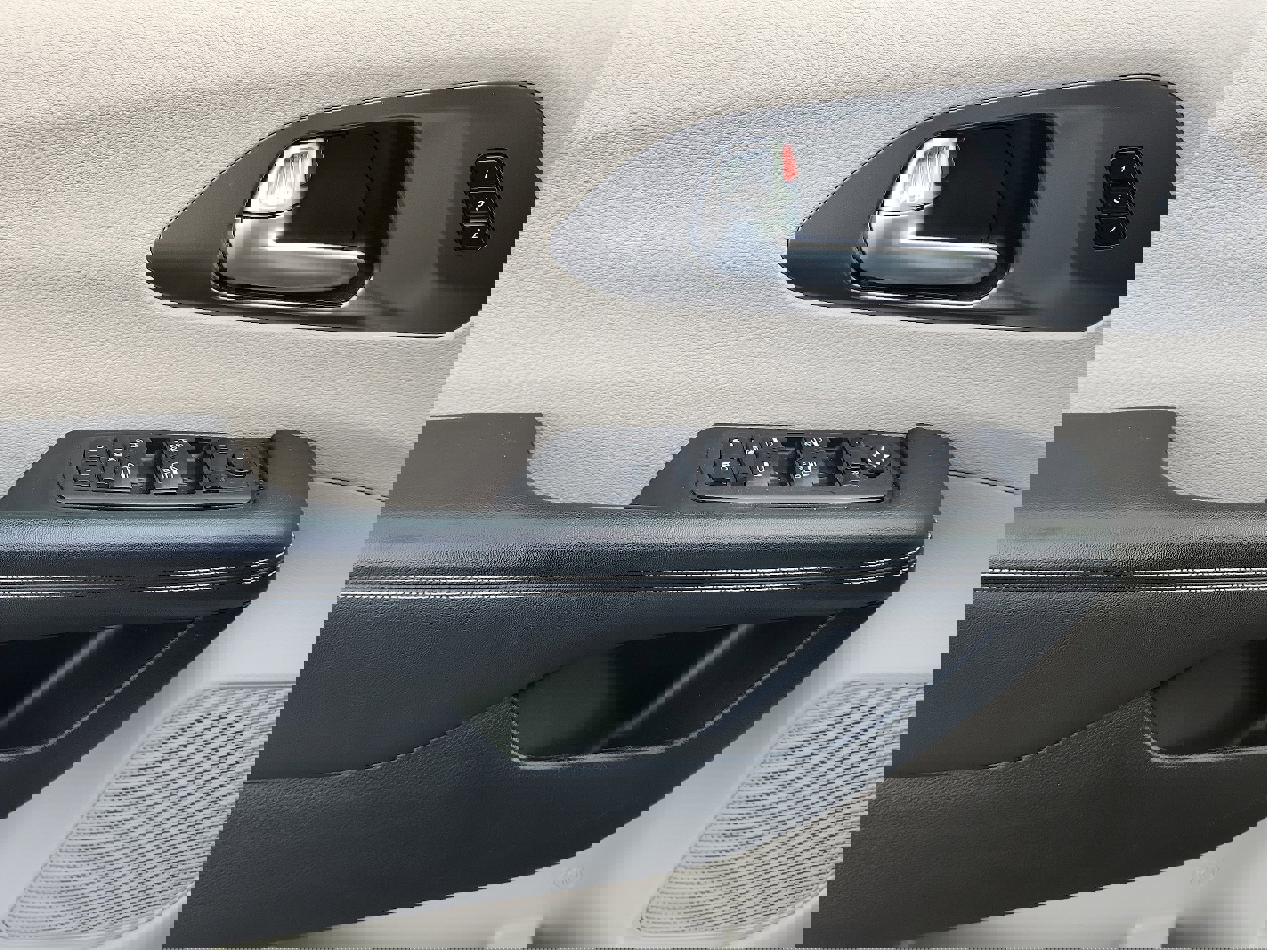 Used 2024 Chrysler Pacifica Touring-L image 8