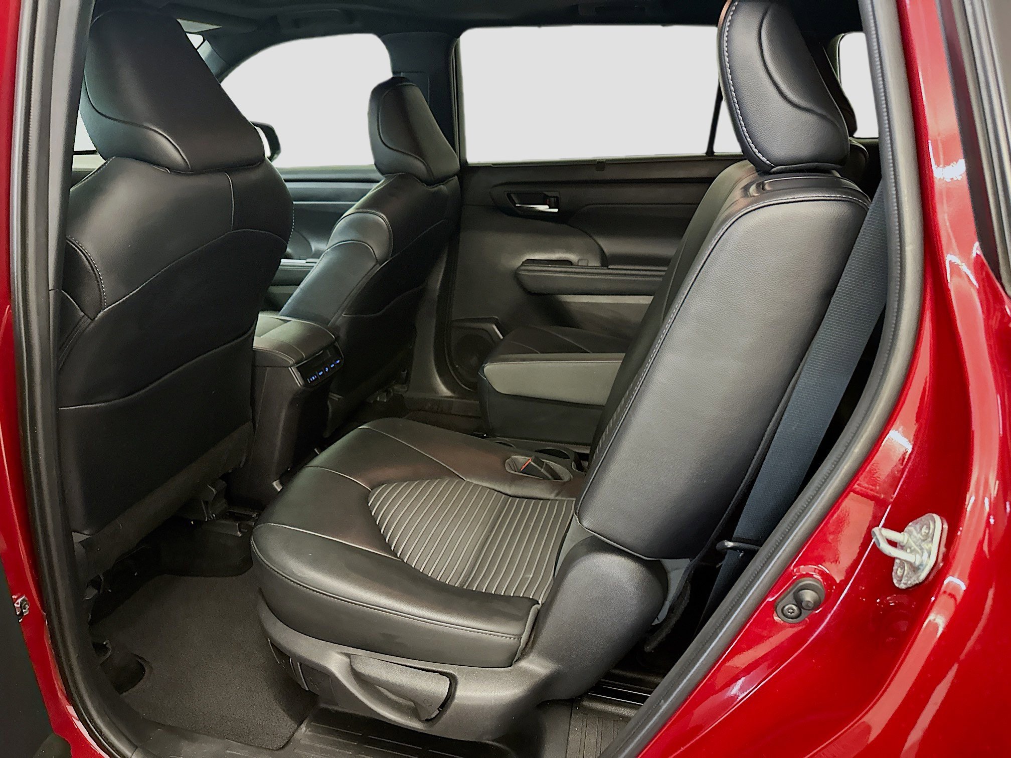 Used 2022 Toyota Highlander XSE image 30