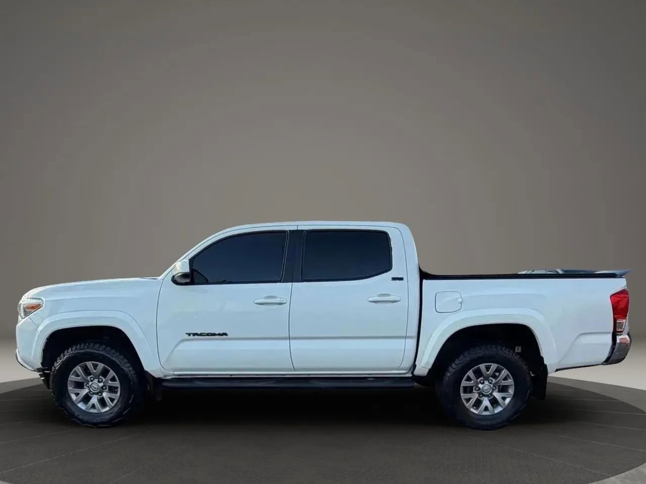 Used 2017 Toyota Tacoma SR5 w/ Tow Package image 8