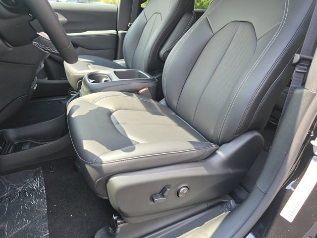 New 2026 Chrysler Pacifica Select image 4