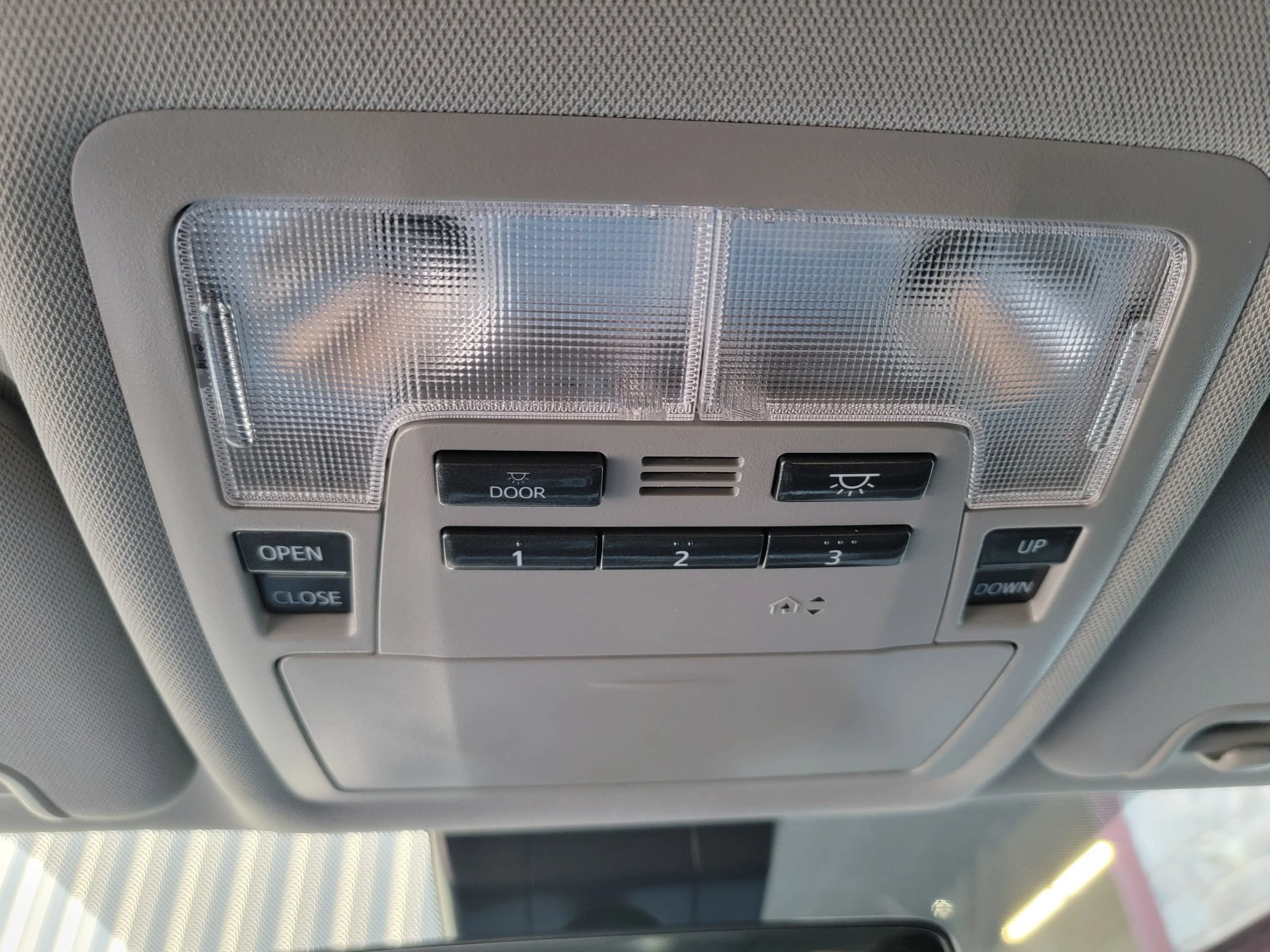 Used 2017 Toyota Highlander XLE AWD/4WD image 23