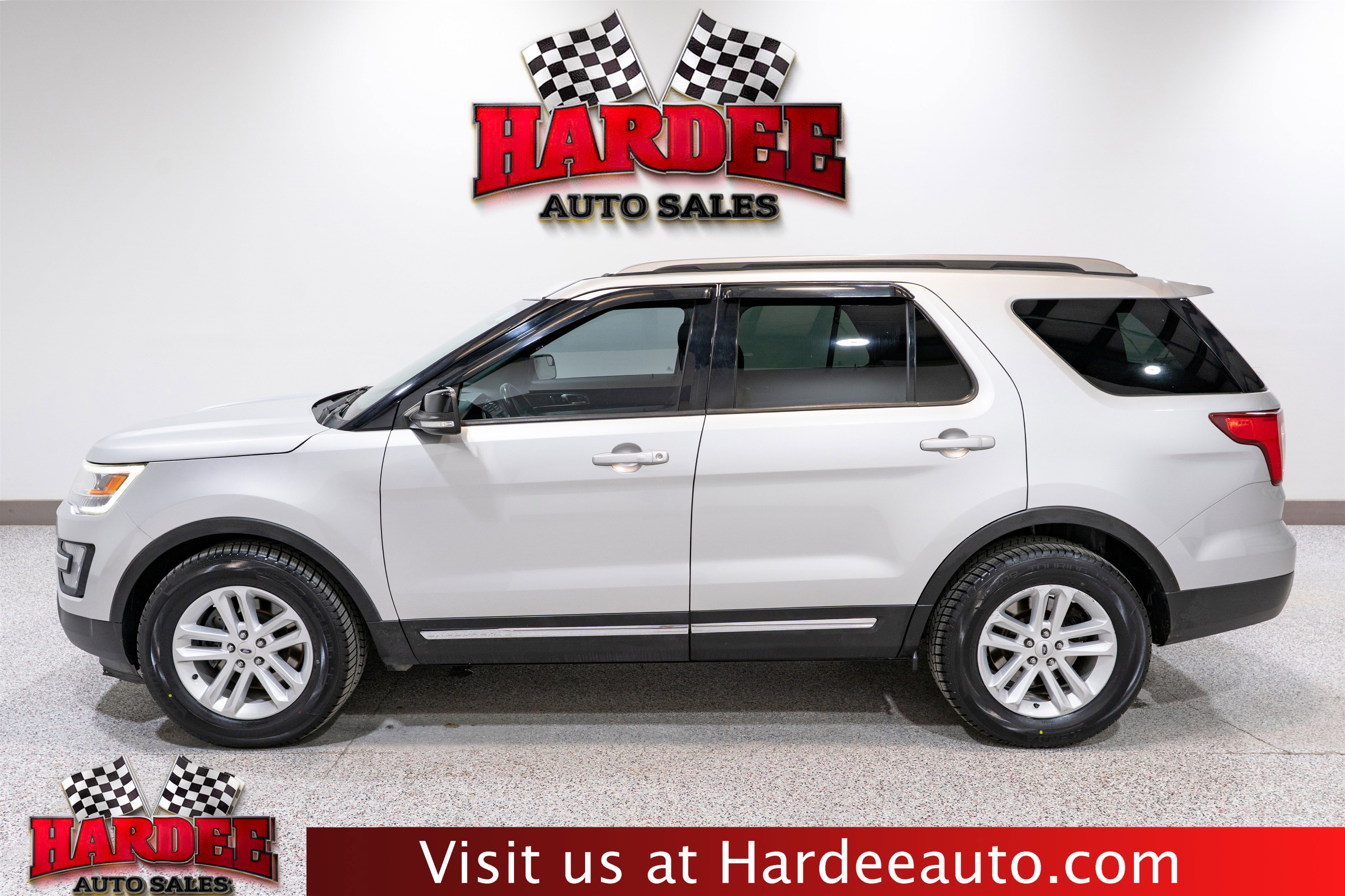 Used 2017 Ford Explorer XLT FWD image 1