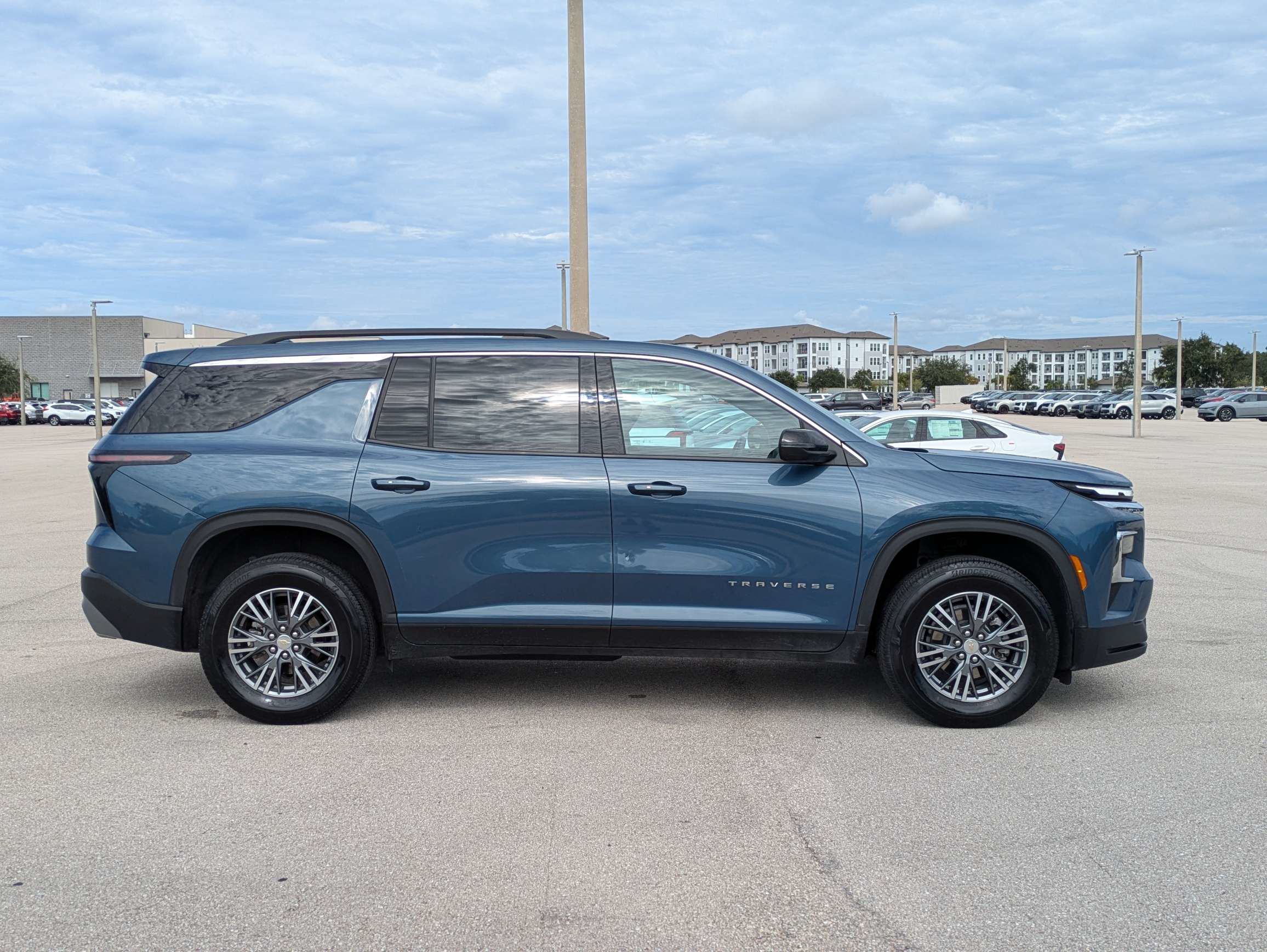 Used 2025 Chevrolet Traverse LT FWD image 3