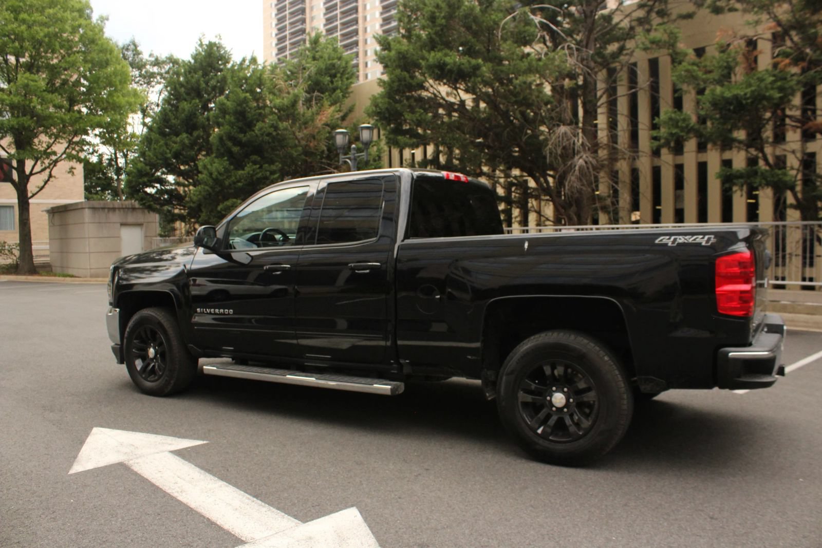 Used 2018 Chevrolet Silverado 1500 LT w/ All Star Edition AWD/4WD image 9