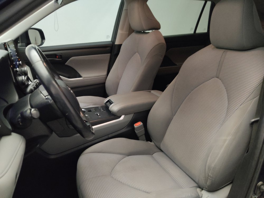 Used 2021 Toyota Highlander LE FWD image 17