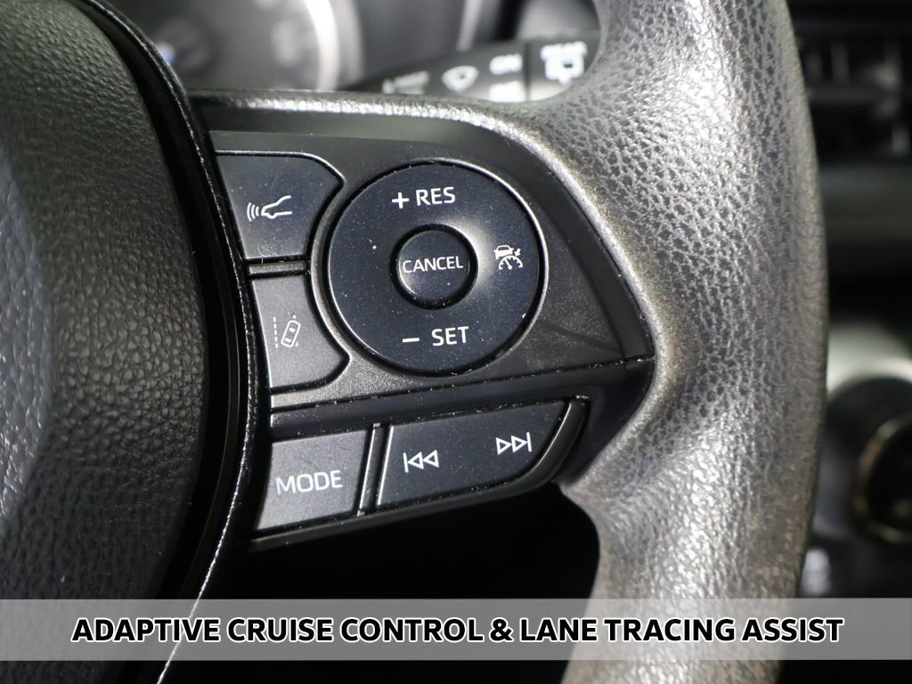 Used 2021 Toyota RAV4 LE AWD/4WD image 3