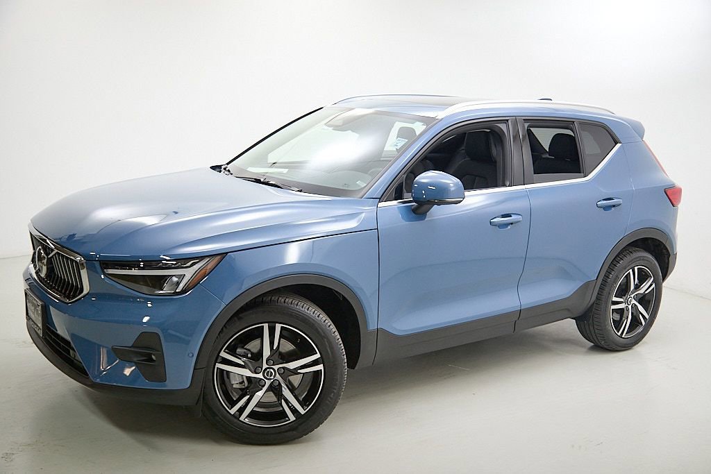 Certified 2023 Volvo XC40 B5 Plus image 3