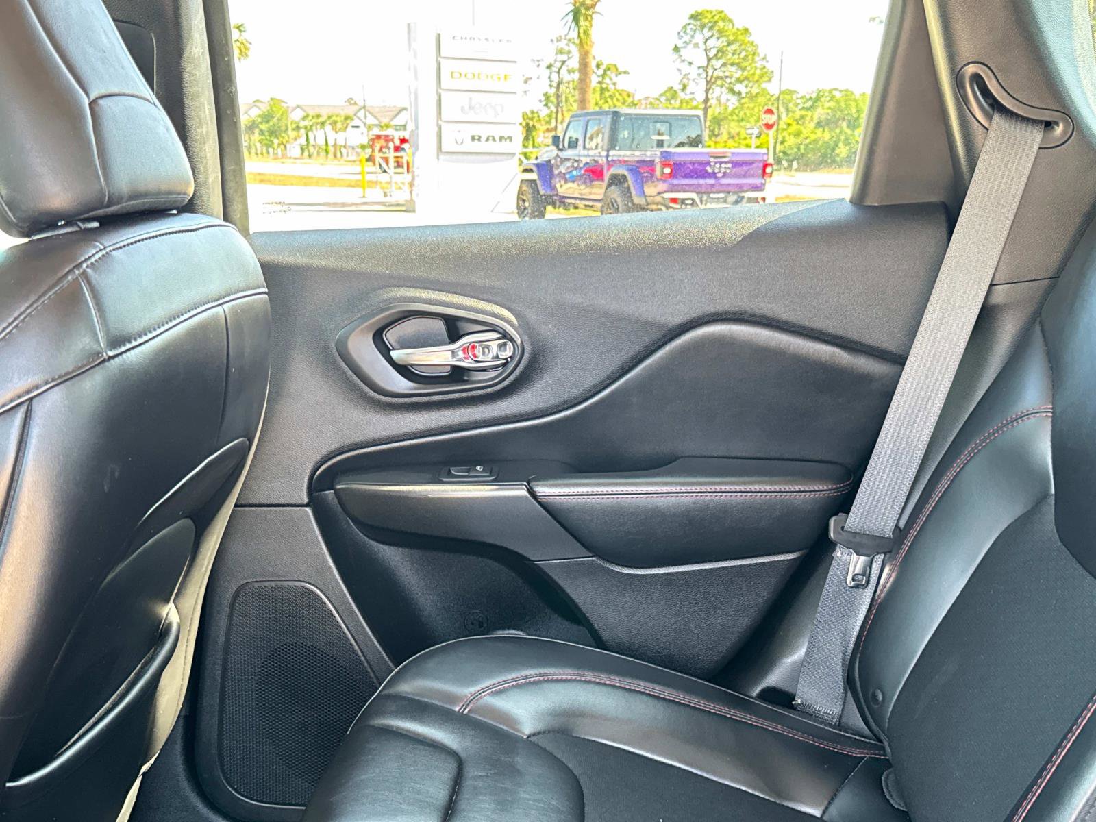 Used 2019 Jeep Cherokee Trailhawk AWD/4WD image 14