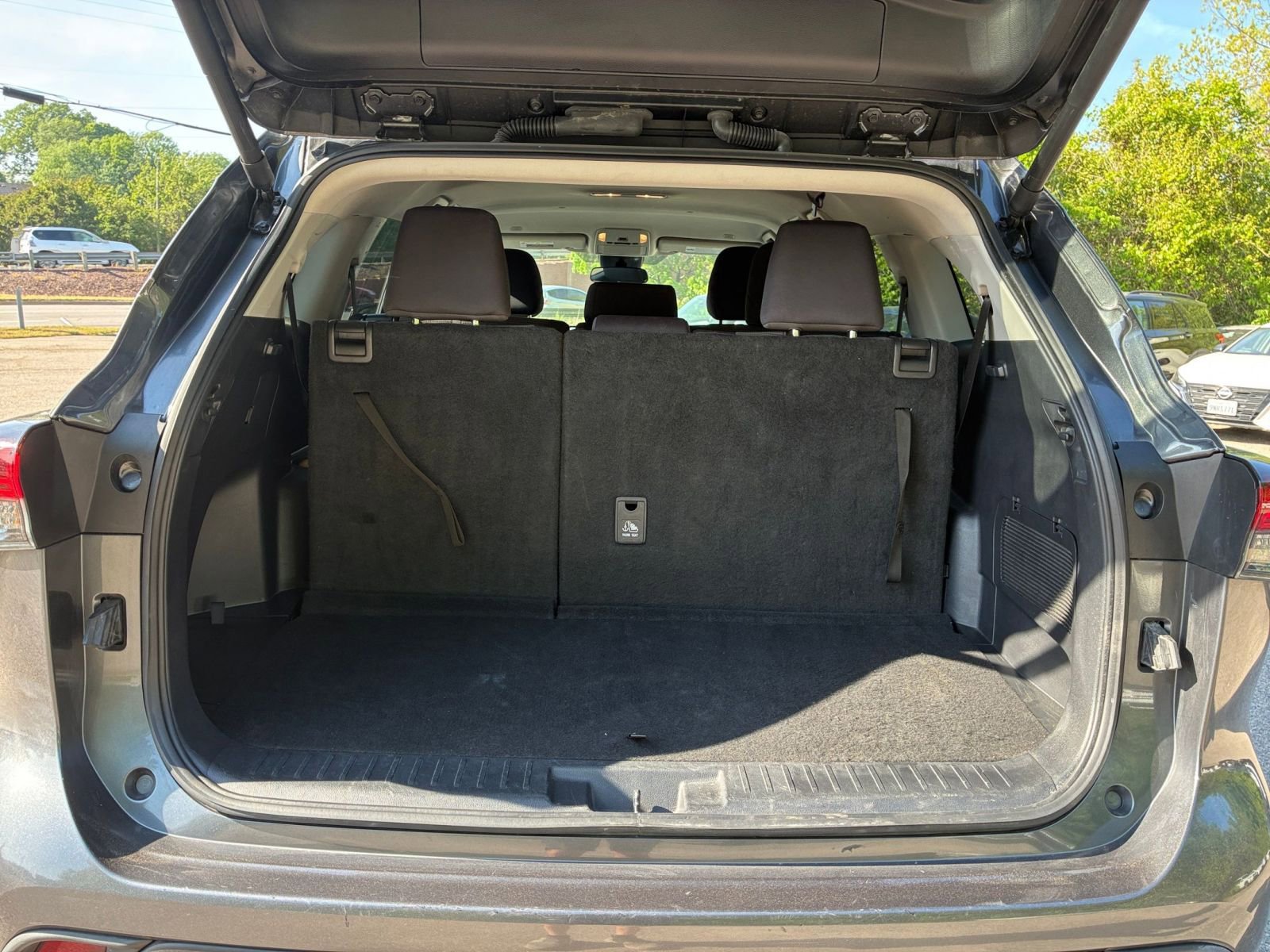 Used 2025 Toyota Highlander LE image 32