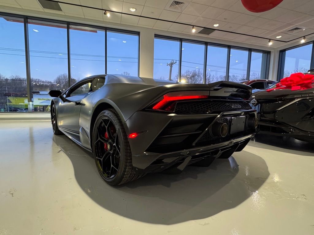 Used 2020 Lamborghini Huracan EVO image 3