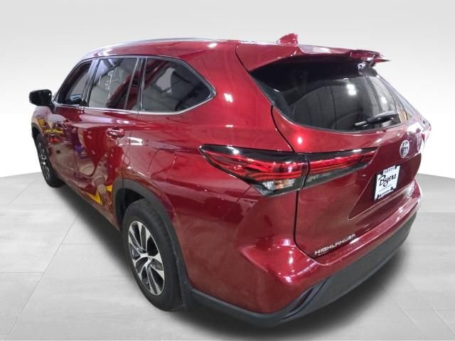 Used 2021 Toyota Highlander XLE image 3