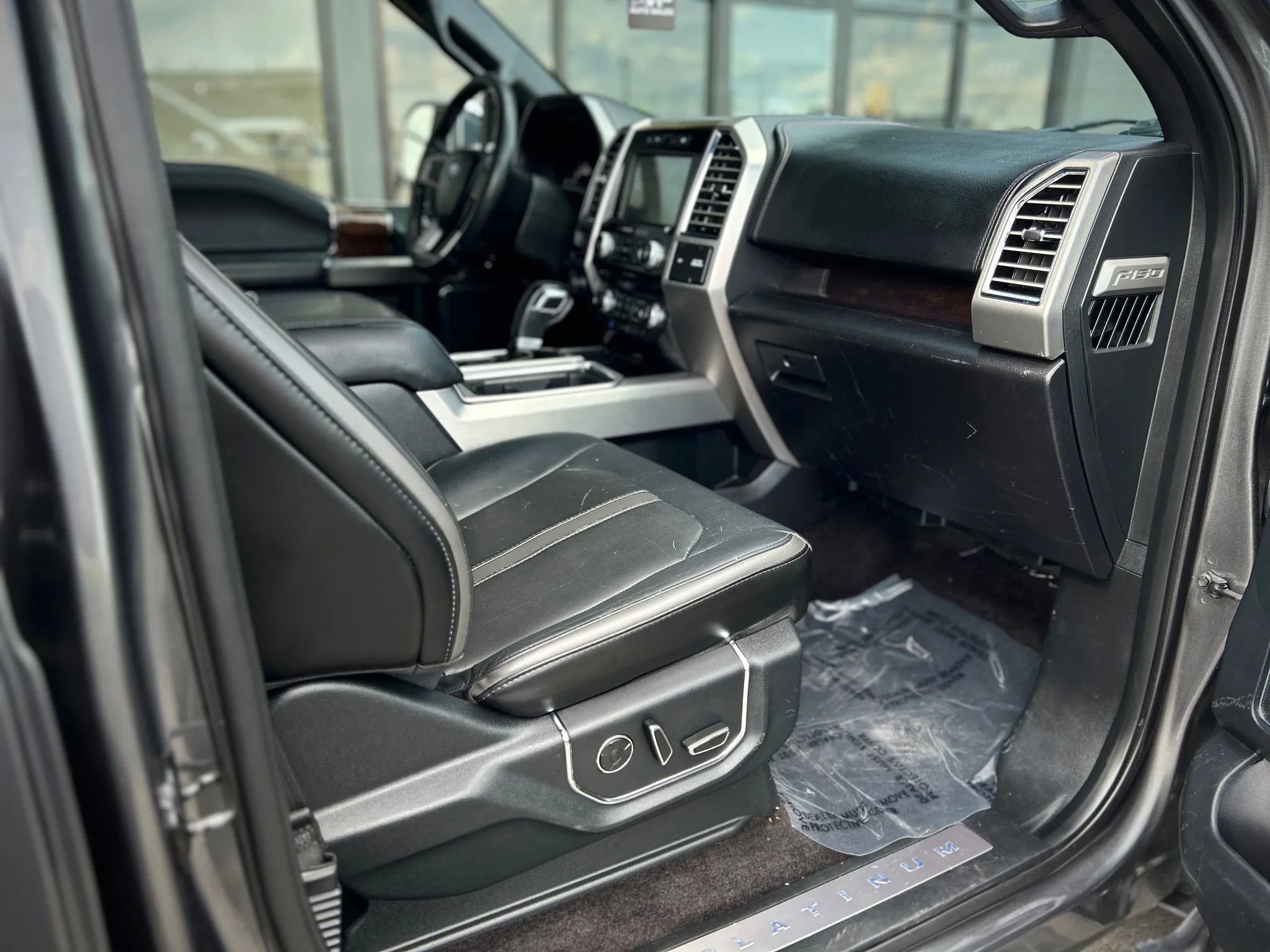 Used 2016 Ford F150 Platinum w/ Equipment Group 701A Luxury image 32