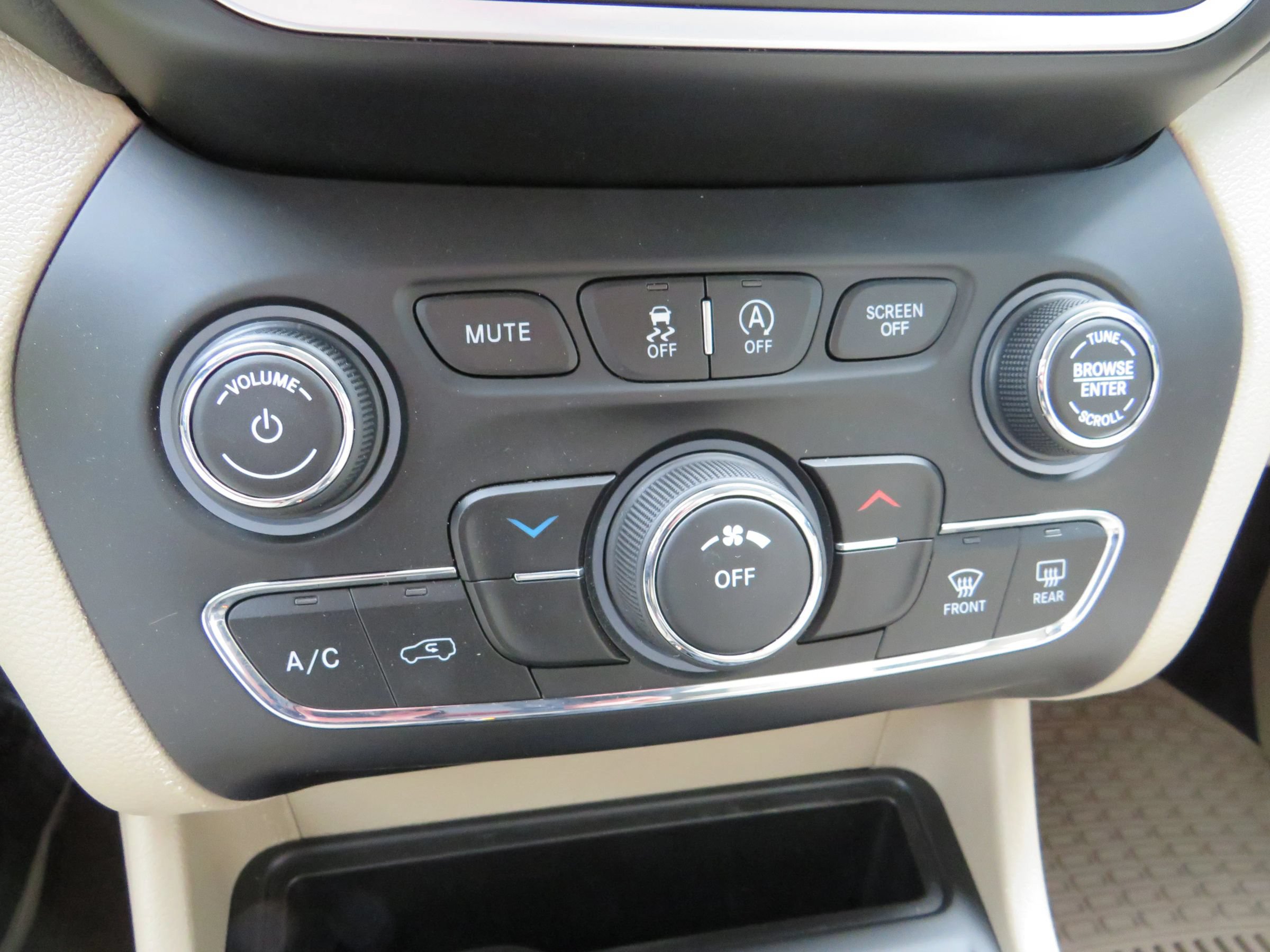 Used 2019 Jeep Cherokee Latitude w/ Popular Appearance Group FWD image 20