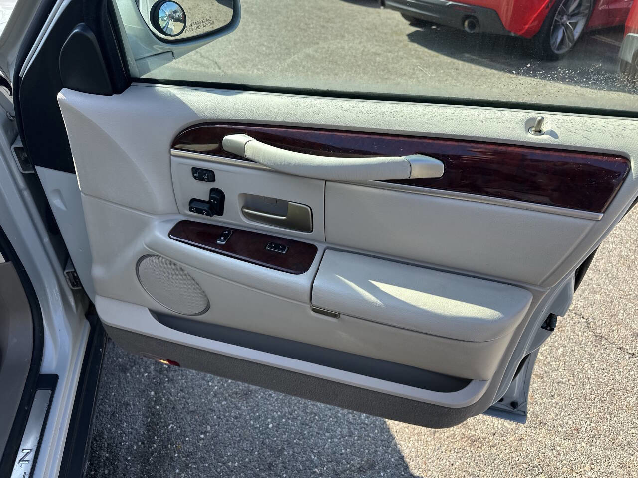 Used 2004 Lincoln Town Car Ultimate image 21