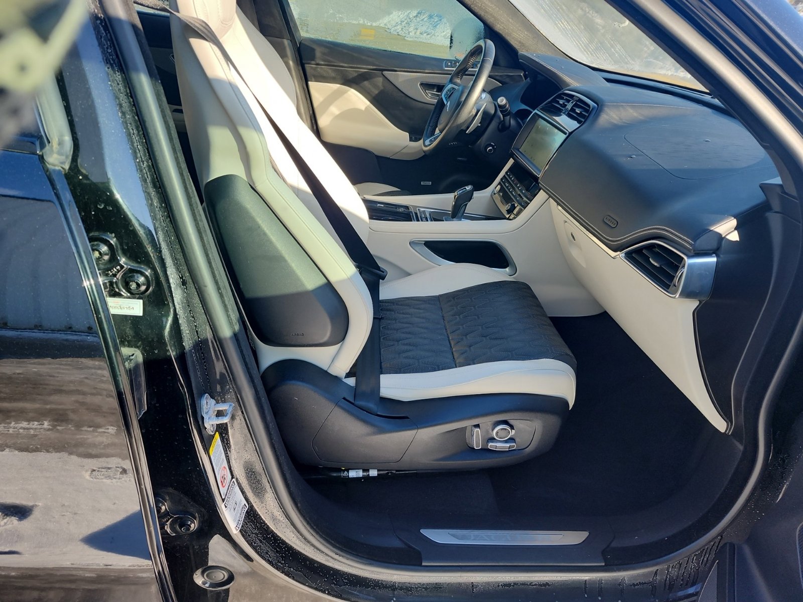 Used 2020 Jaguar F-PACE SVR image 10