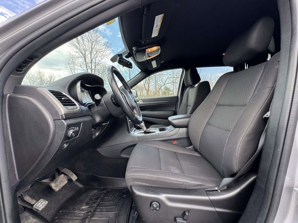 Used 2020 Jeep Grand Cherokee Laredo AWD/4WD image 14