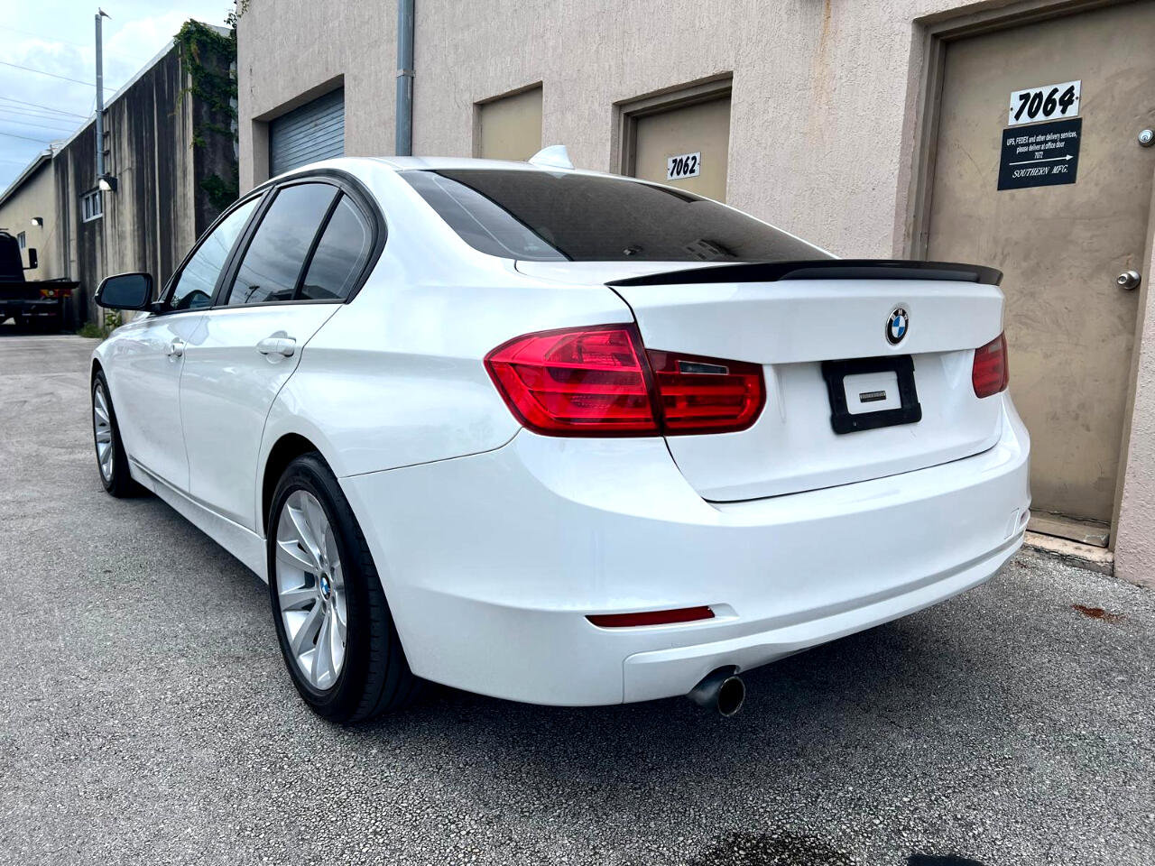 Used 2014 BMW 320i 4dr Sdn 320i RWD image 5