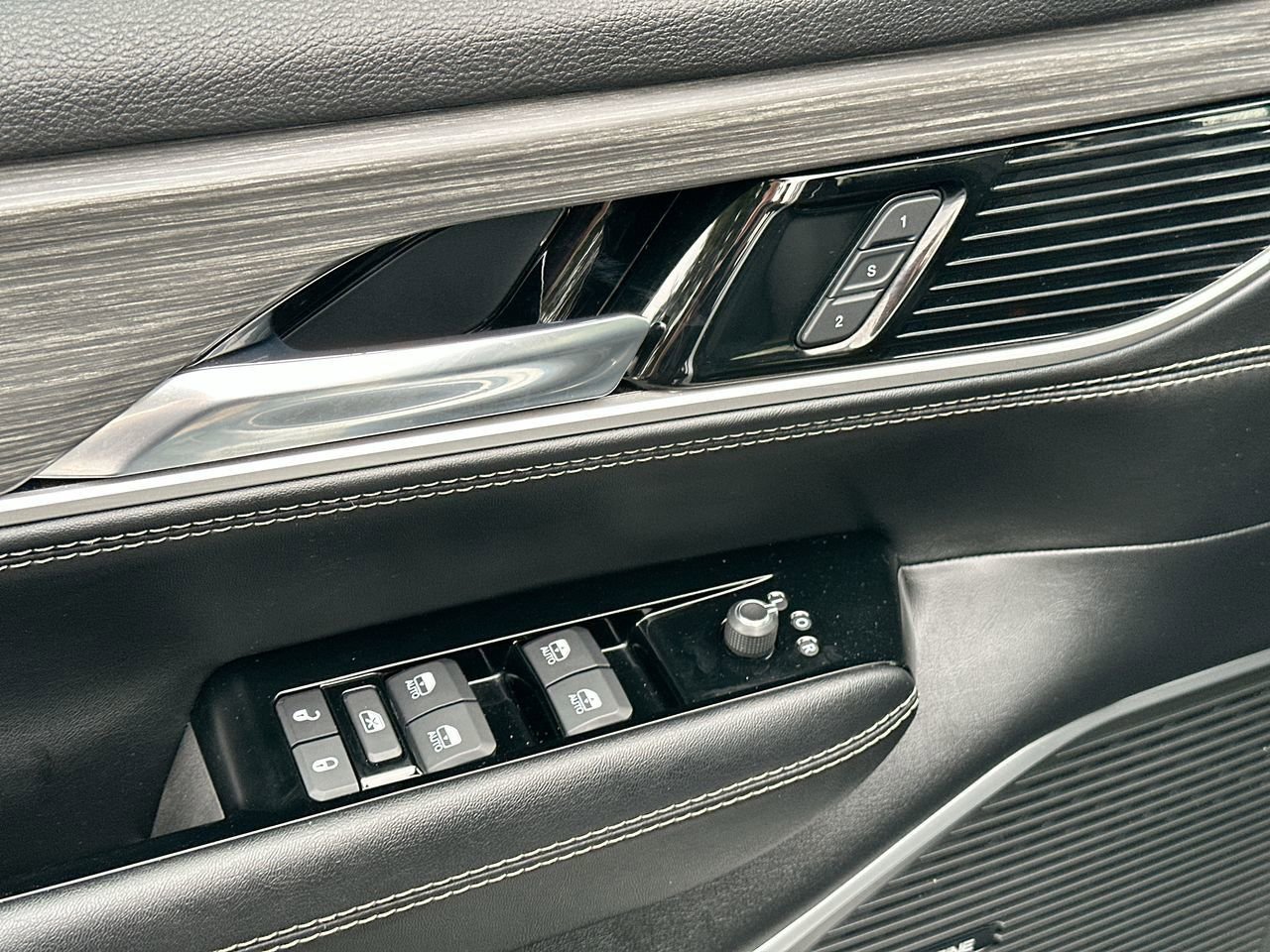 Used 2023 Jeep Wagoneer Series III w/ Preferred Equipment Group image 17