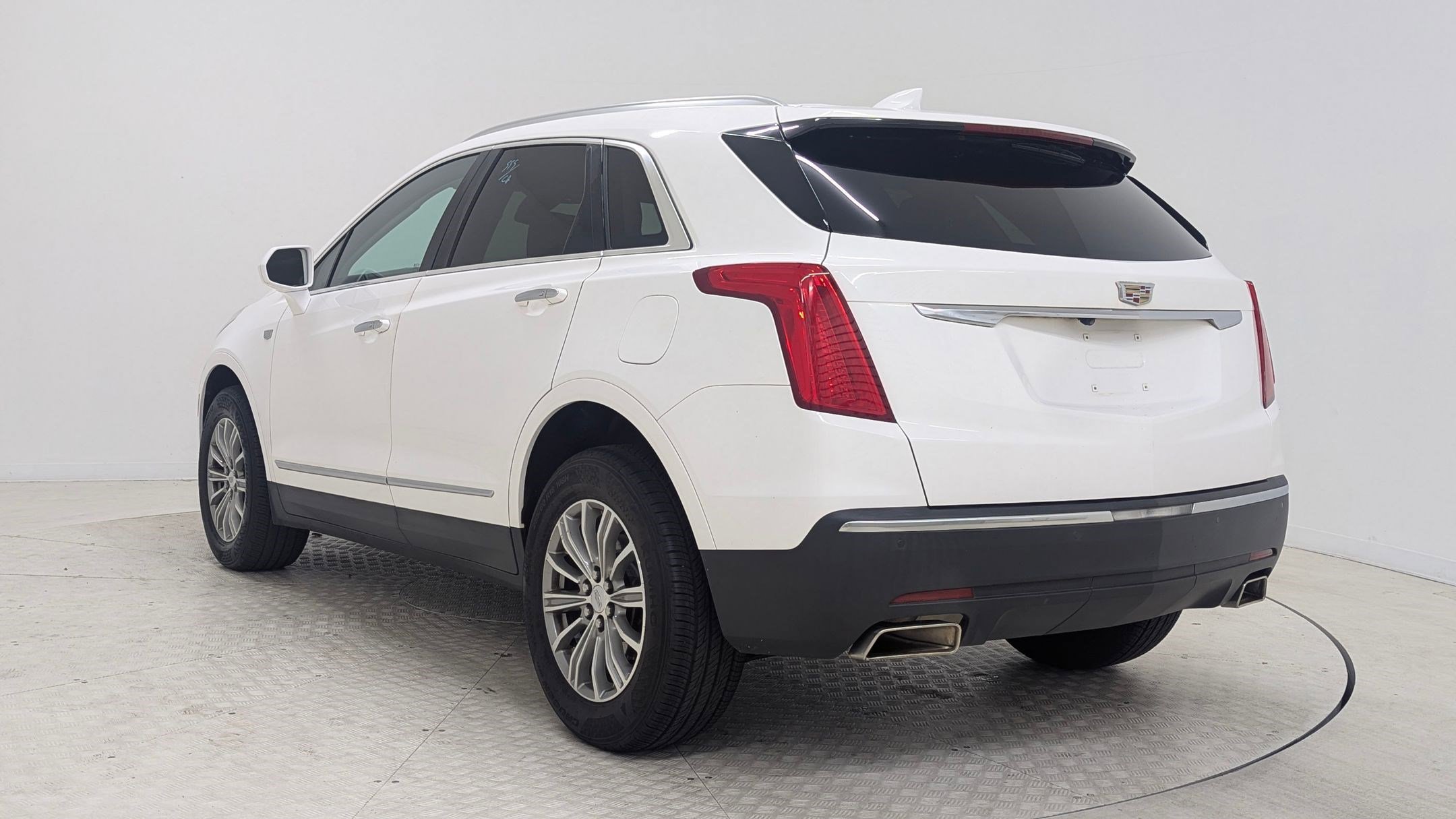 Used 2017 Cadillac XT5 Luxury w/ Driver Awareness Package image 3