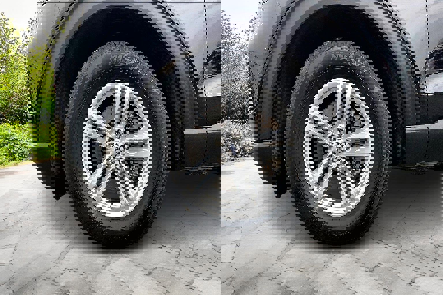 Used 2024 Ford Explorer XLT image 9