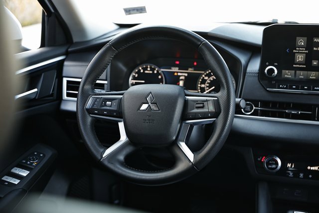 Used 2024 Mitsubishi Outlander SE image 25