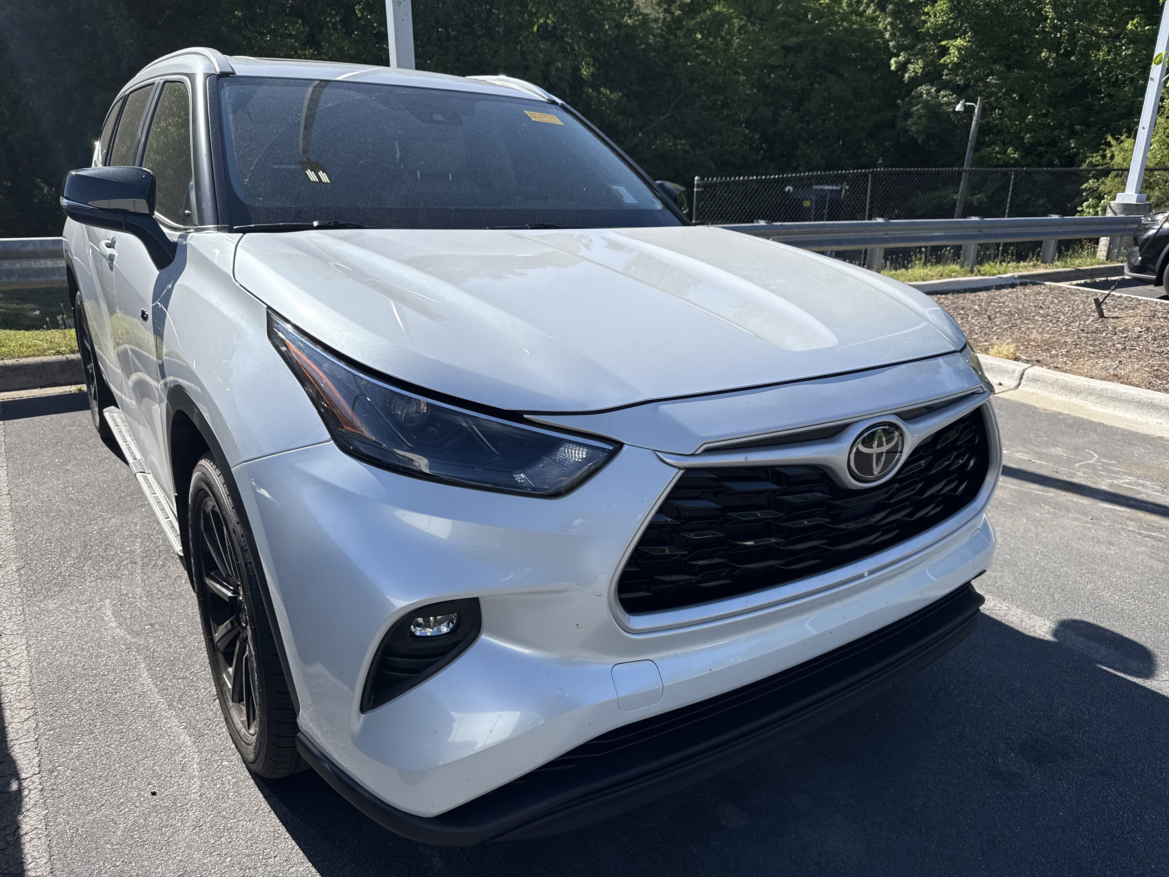 Used 2024 Toyota Highlander XLE FWD image 39