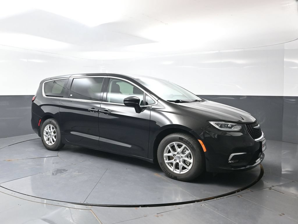 Used 2024 Chrysler Pacifica Touring-L FWD image 5