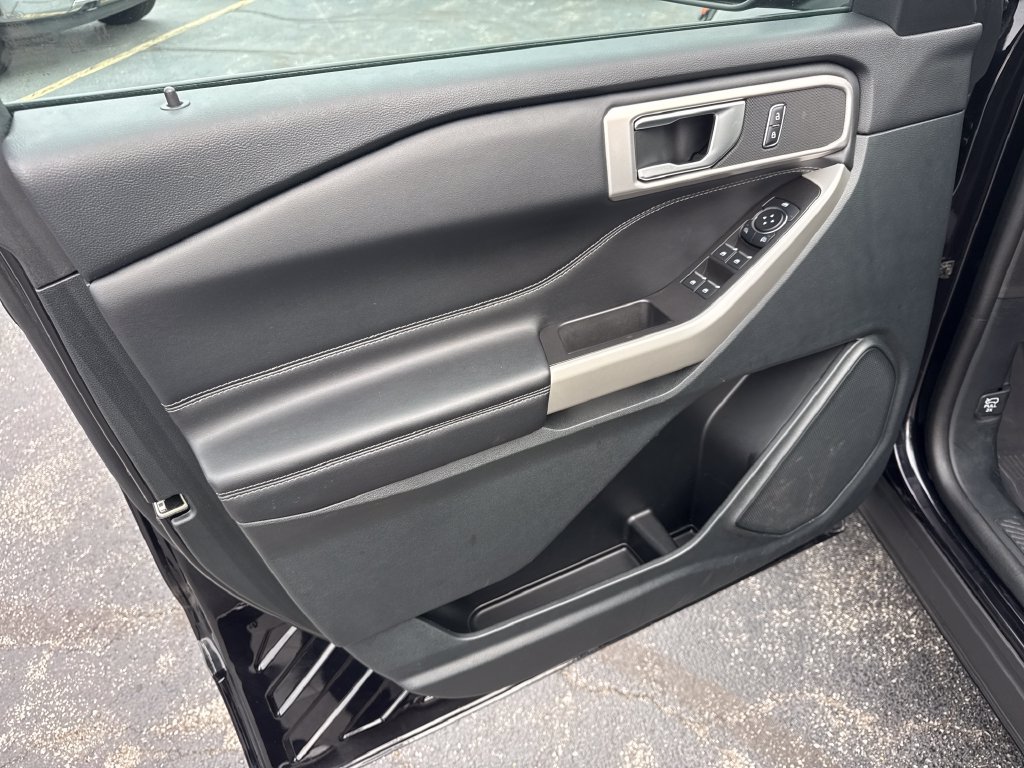 Used 2023 Ford Explorer XLT AWD/4WD image 28