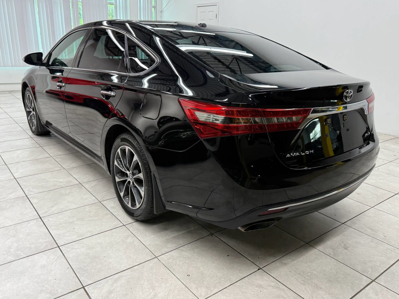 Used 2018 Toyota Avalon XLE Premium FWD image 7