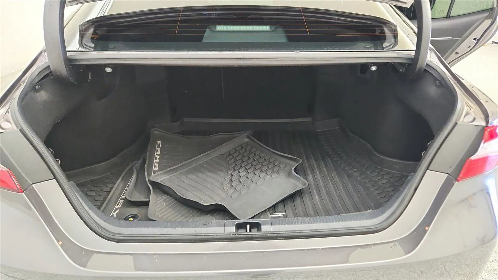 Used 2020 Toyota Camry SE image 19