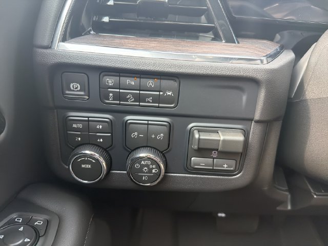New 2026 Chevrolet Suburban LT w/ Advanced Technology Package AWD/4WD image 16