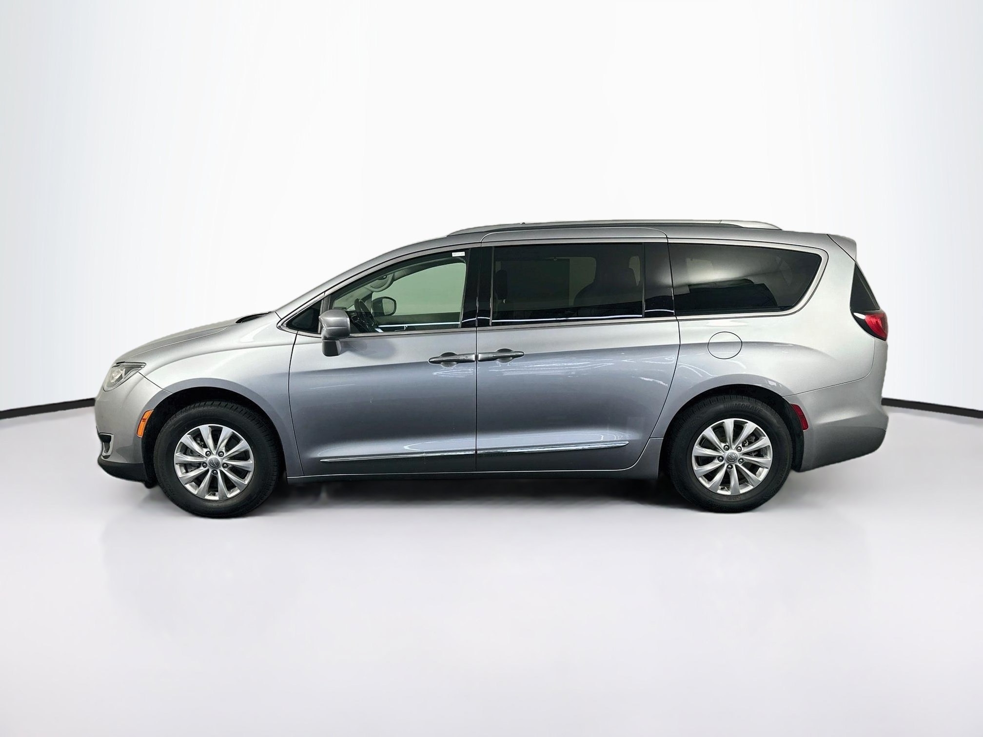 Used 2019 Chrysler Pacifica Touring-L FWD image 4