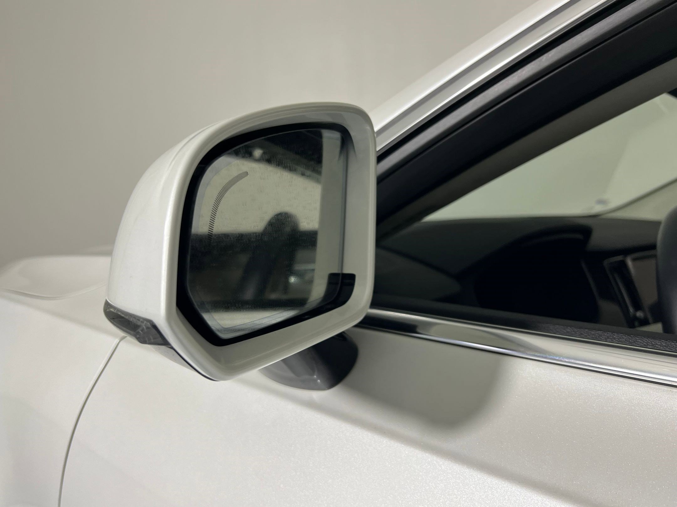 Used 2025 Volvo S90 B6 Plus image 23