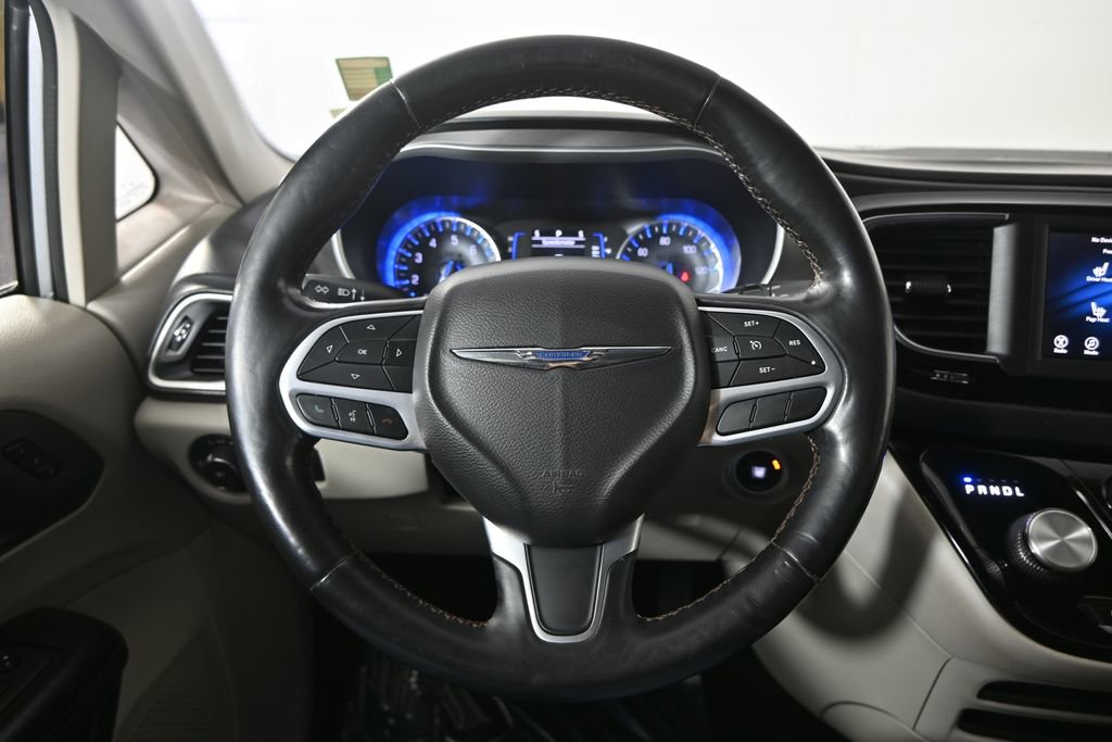 Used 2020 Chrysler Pacifica Touring-L image 38