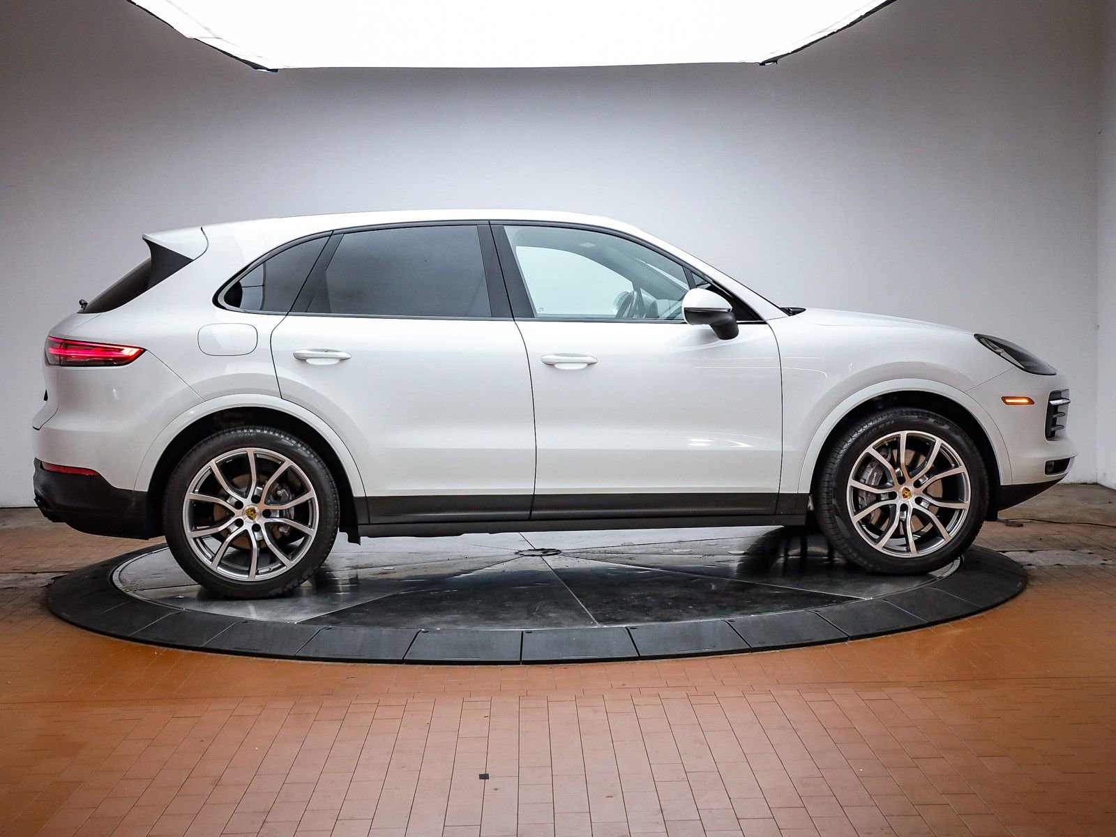 Certified 2022 Porsche Cayenne Platinum Edition image 13