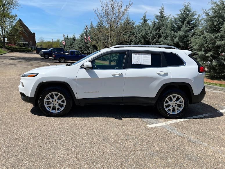 Used 2018 Jeep Cherokee Latitude Plus w/ Cold Weather Group AWD/4WD image 23