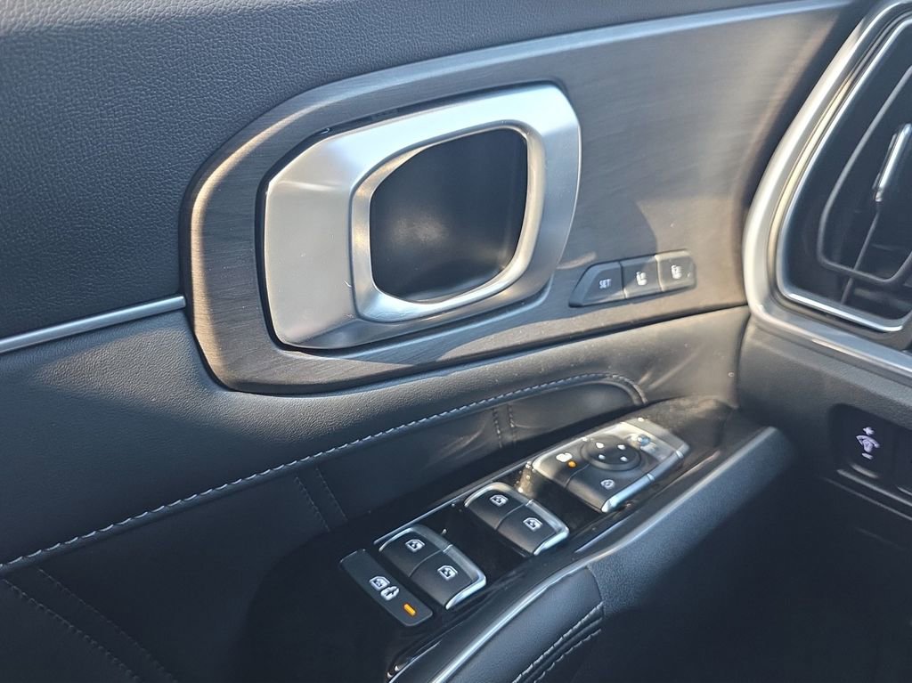 Used 2025 Kia Sorento SX Prestige AWD/4WD image 11