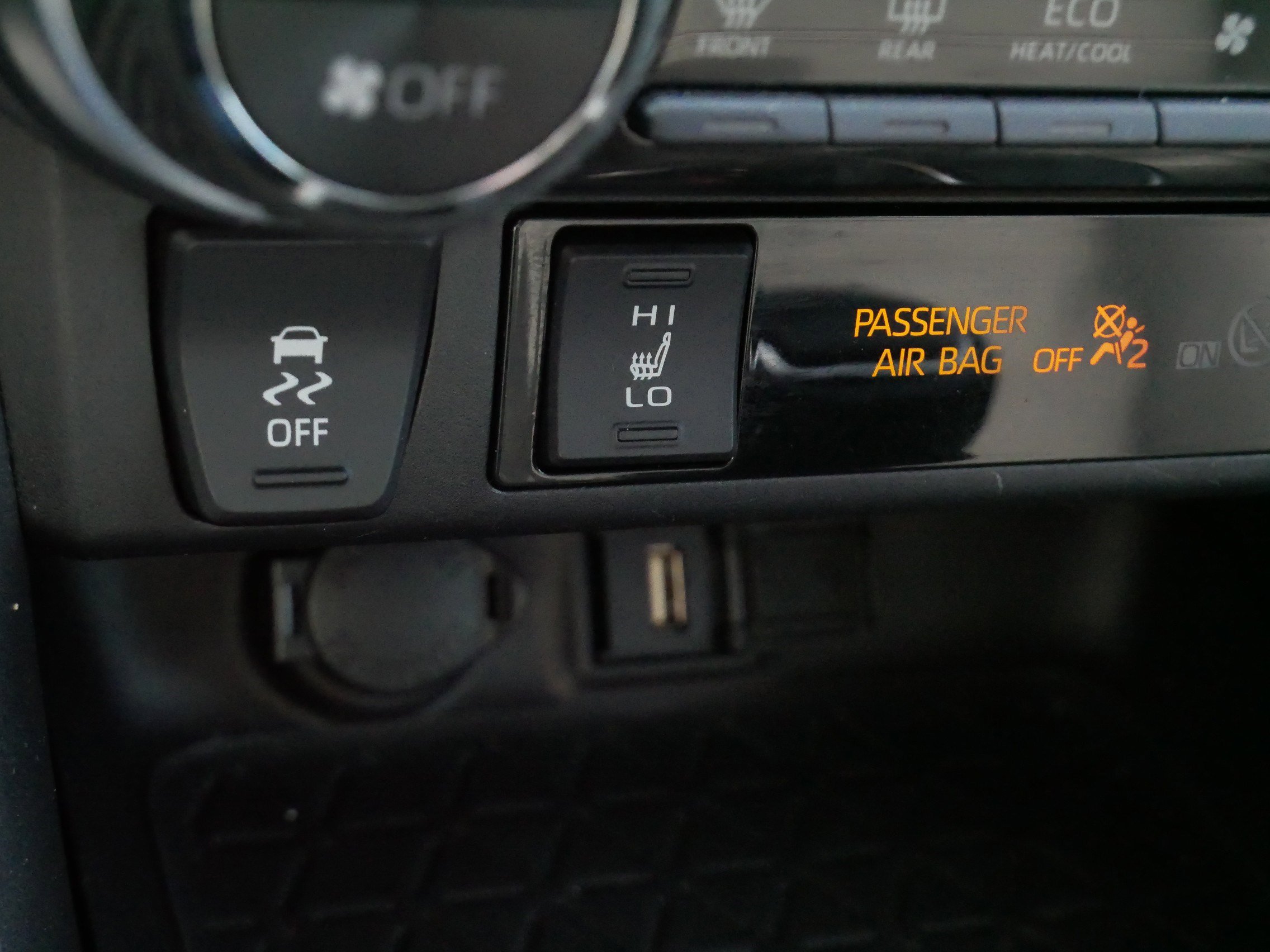 Used 2022 Toyota RAV4 XLE Premium AWD/4WD image 30