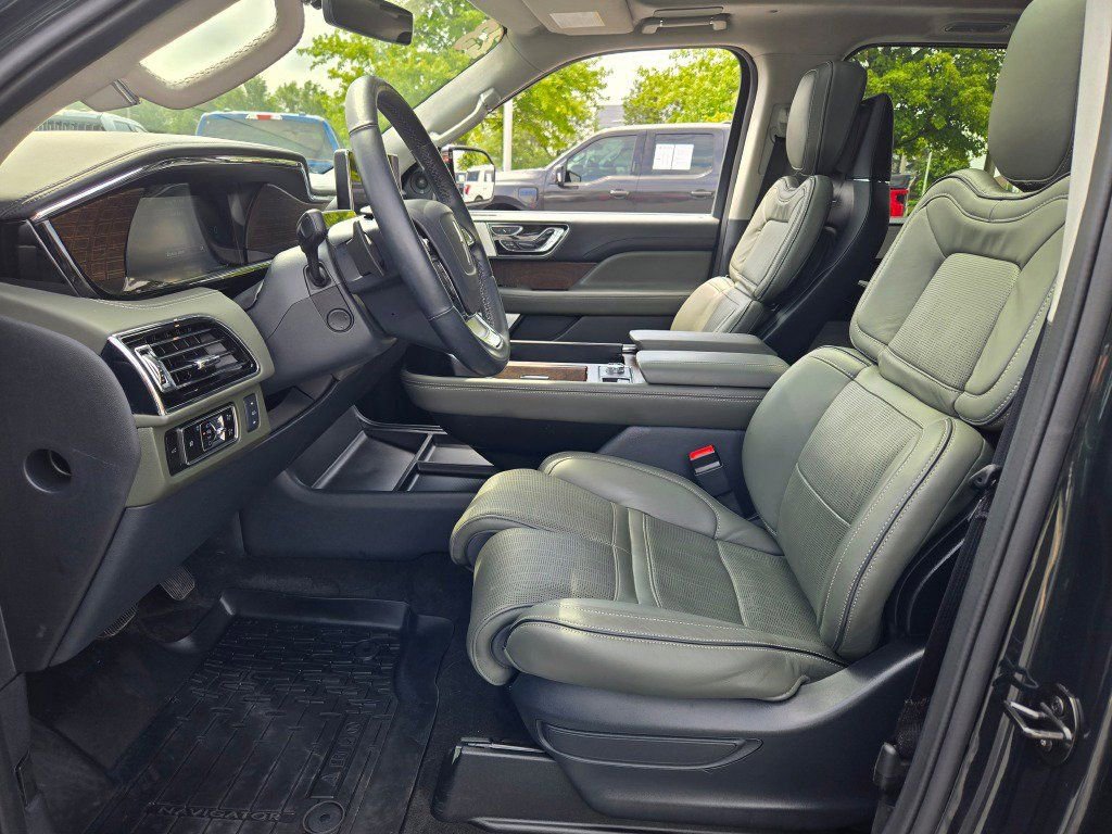 Used 2023 Lincoln Navigator Black Label AWD/4WD image 23